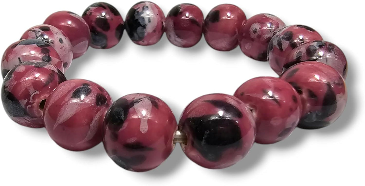 Bracciale con perline in porcellana rosa e decorazioni in bianco e nero