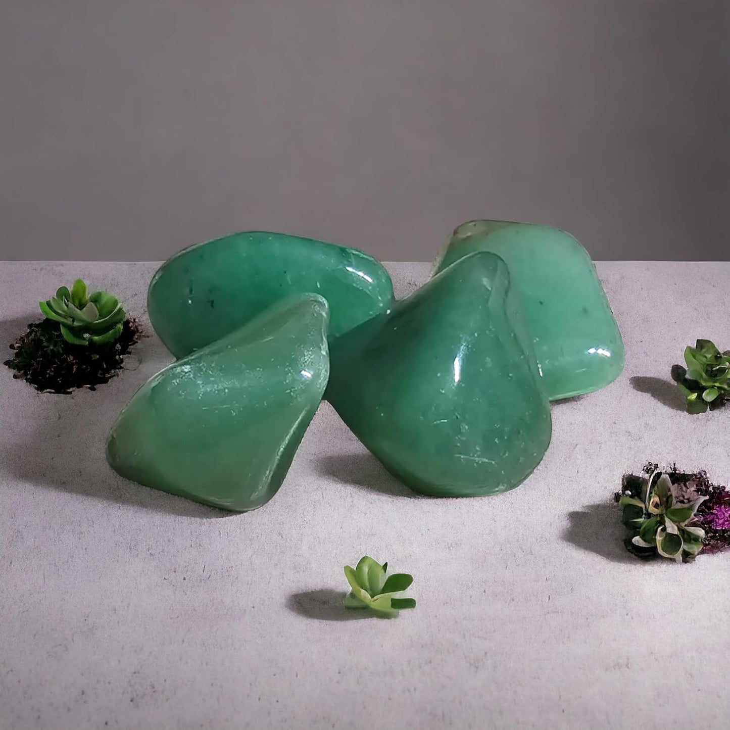 Set di 4 Pietre Naturali - da 1 a 2,5 CM - Utilizzabili nella decorazione, nei rulli massaggianti e per ricaricare con oli essenziali - ideali per la Meditazione e il Benessere (Quarzo Verde)