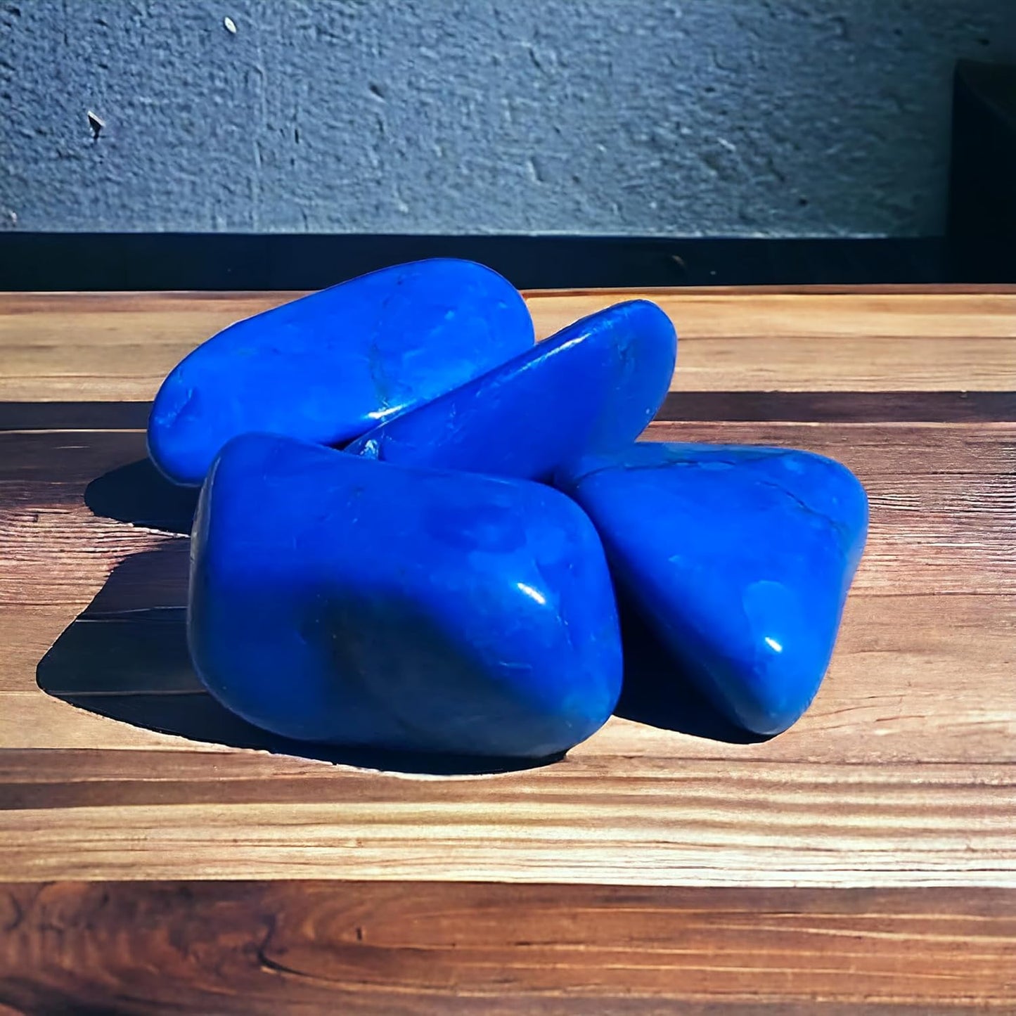 Set di 4 pietre naturali - da 1 a 2,5 CM - utilizzabili nella decorazione, nei rulli massaggianti e per ricaricare con oli essenziali - ideali per la meditazione e il benessere (Howlite blu)