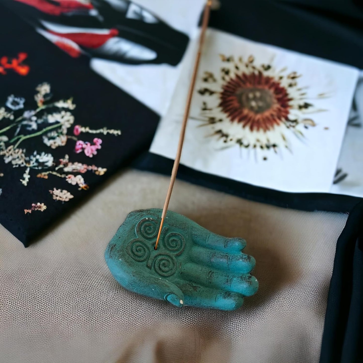 Bruciatore di incenso a forma di mano - Strumento di meditazione e serenità, ispirato ai riti indiani - Bruciatore a bastoncino o cono (Forza)