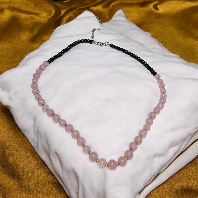 Collana di perle di quarzo rosa e perle di vetro nero con perle intermedie dorate - Collana elegante con pietre naturali - Zen, Equilibrio, Armonia - Gioielli ideali e universali