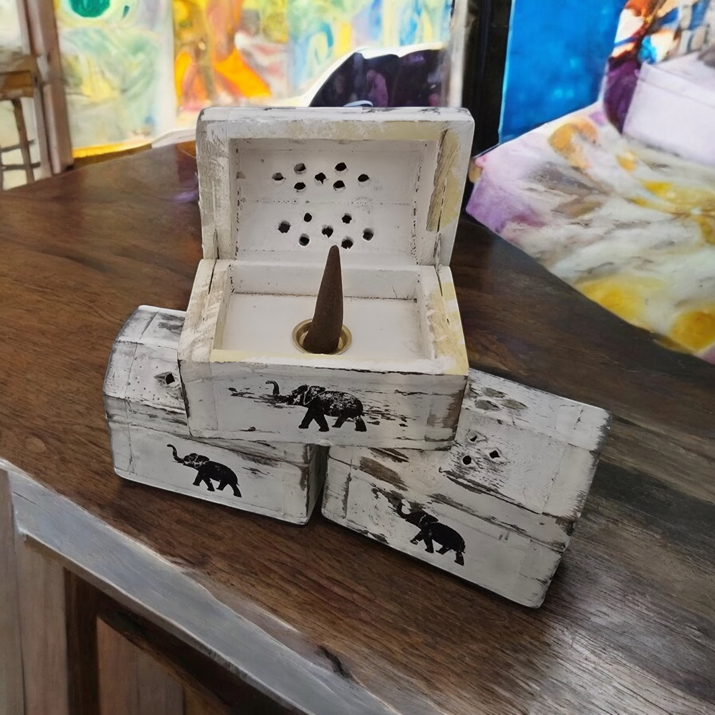 Portaincenso conico in legno bianco con motivo elefante