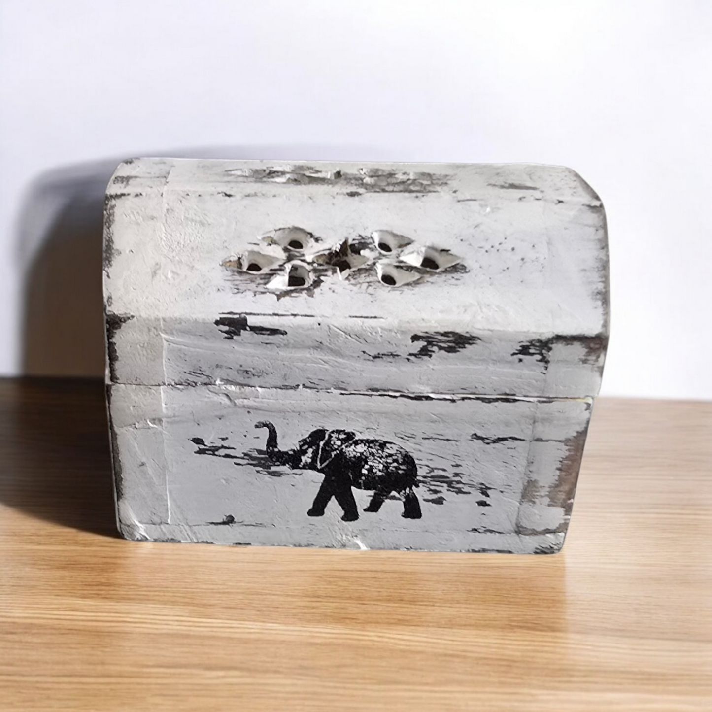 Portaincenso conico in legno bianco con motivo elefante