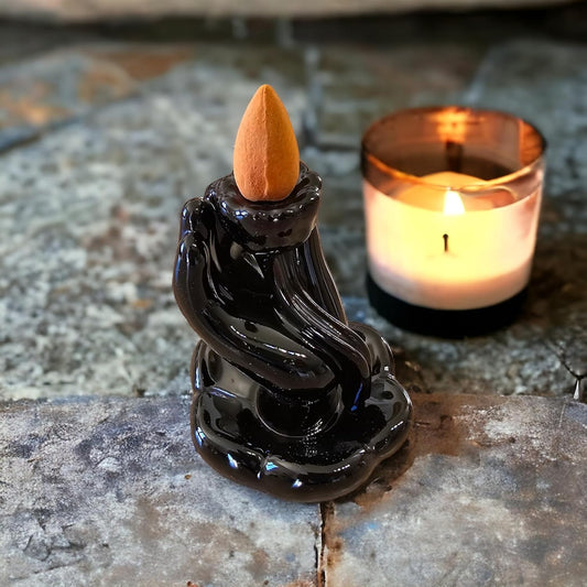 Brûleur d'Encens à Refoulement - Effet de Fumée en Cascade - Décoration Mystique pour la Maison - Cheminée à encens - Porte encens - 5 cônes Inclus - Apaisement d'Inde (Main de sérénité)